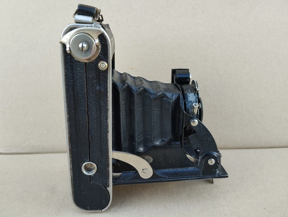 Starý měchový fotoaparát Voigtlander Bessa + poudro