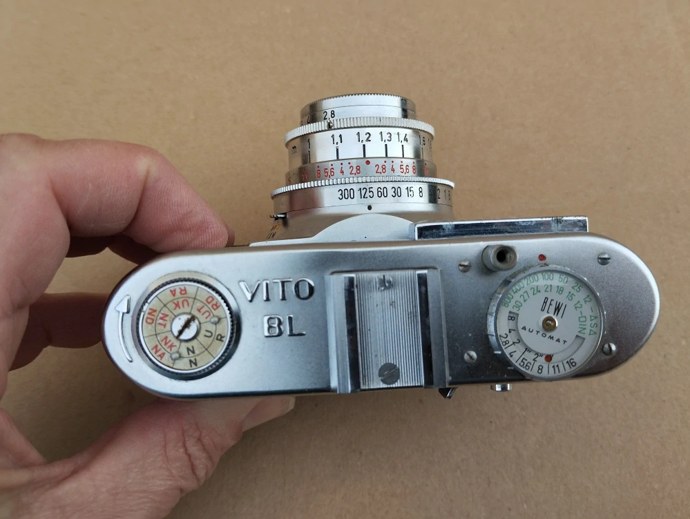 Starý fotoaparát Voigtlander s pouzdrem