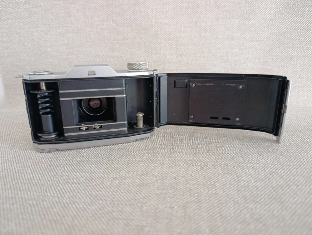 Starý fotoaparát Zeiss Ikon Ikonta 35 522/24 – Novar-Anastigmat 3,5/45 mm + pouzdro č.64
