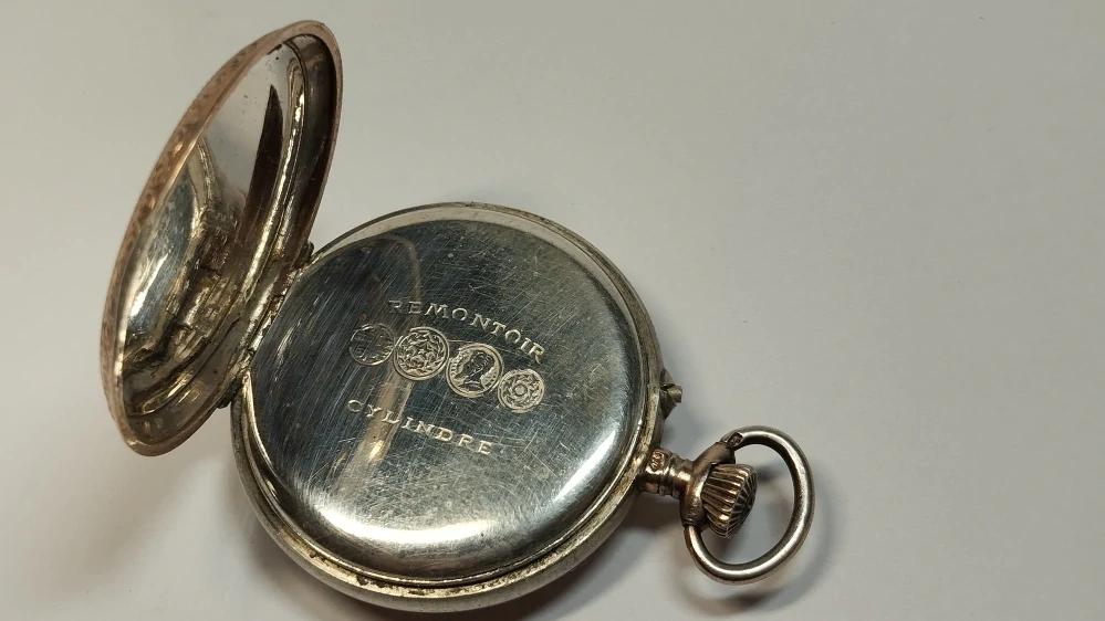 Starožitné celostříbrné pěkně kapesní dámské hodinky jeptišky (nejdoucí)