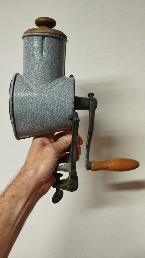 Starý litinový mlýnek na strouhanku IDA – velký retro kuchyňský mlýnek se smaltem