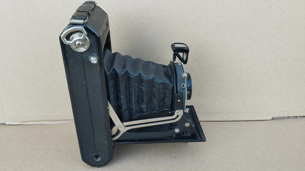 Starý německý měchový fotoaparát Zeiss Ikon Ikonta 520/2