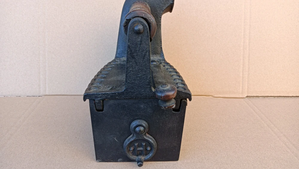 Krásná a velmi stará žehlička s komínem - komínová žehlička