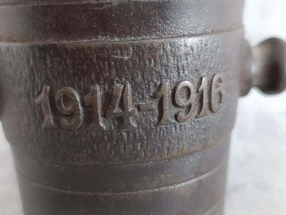 Starý litinový válečný hmoždíř 1914–1916 s reliéfem děla | 1,65 kg | originální starožitnost