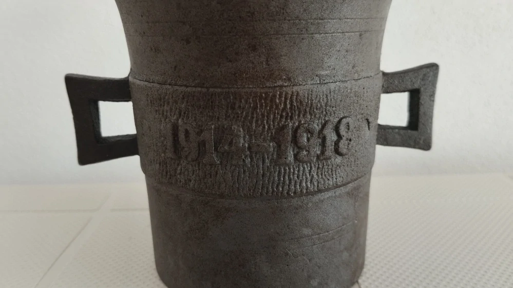Starý válečný litinový hmoždíř PRO PATRIA 194-1918 s tloukem