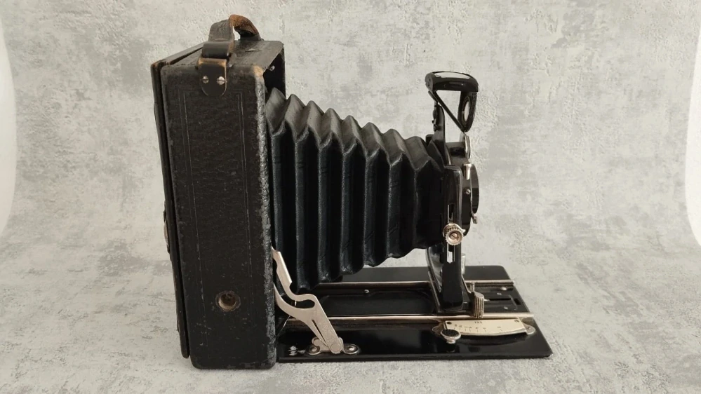 Velmi starý velký měchový fotoaparát ICA