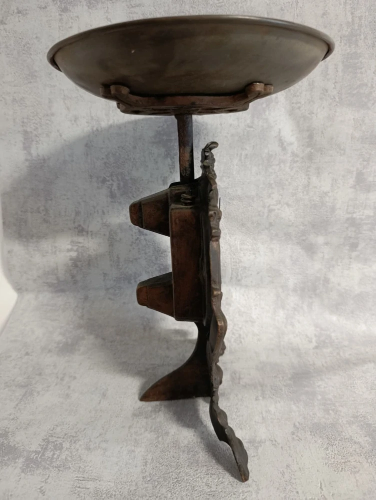 Výjimečné starožitné figuralní váhy – jednomiskové | 10 kg