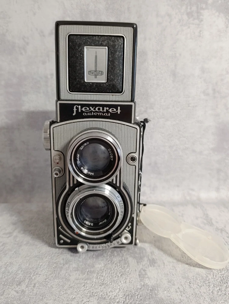 Starý československý fotoaparát Flexaret VI + kož.pouzdro. Velmi hezký.