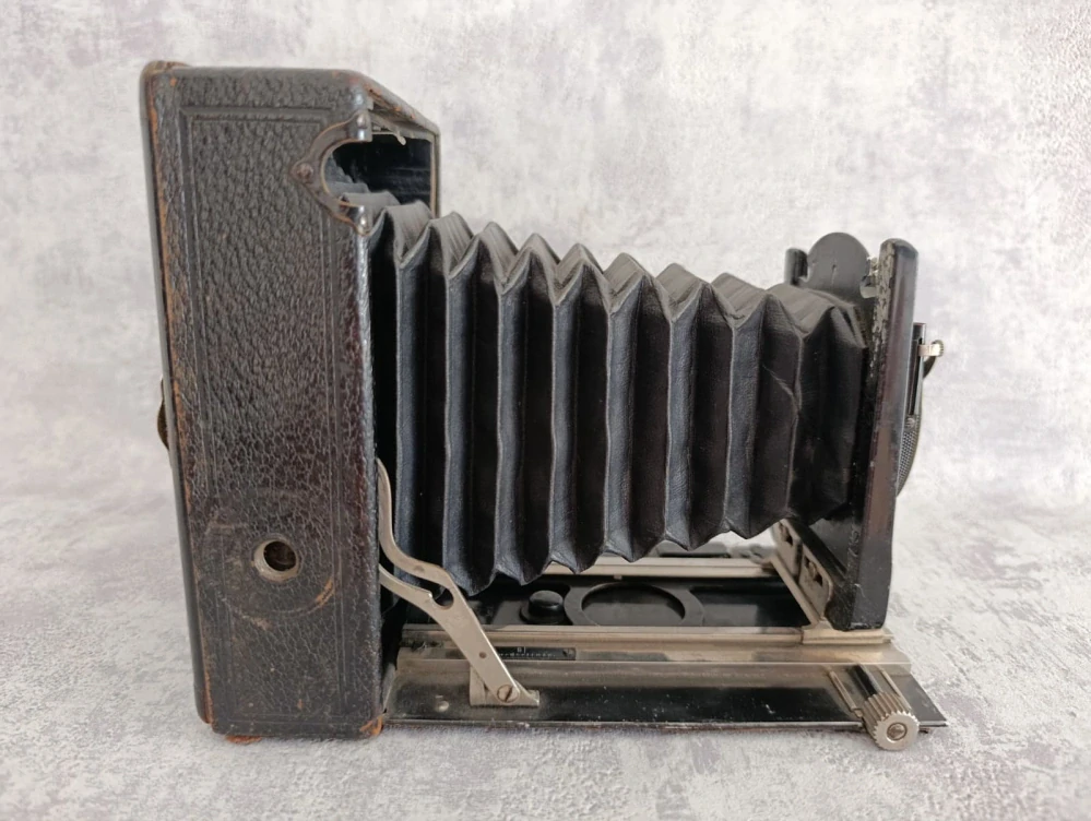 Historický velký měchový fotoaparát zn. Ihagee Chronos