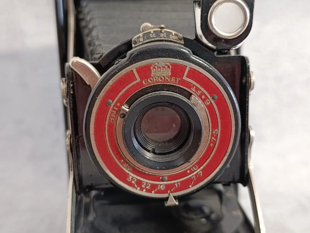Historický starý měchový fotoaparát Coronet