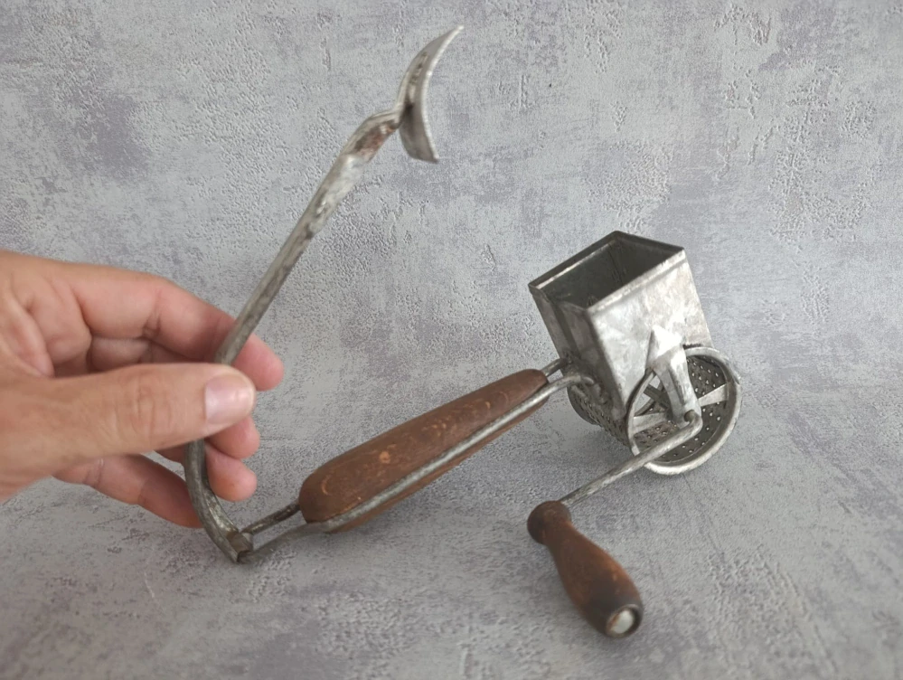 Starý strojek MARS na ořechy, čokoládu či strouhanku.