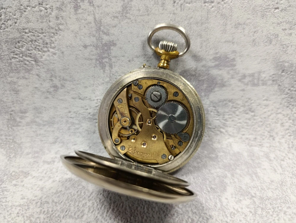 Staré kapesní hodinky s erotickým motivem