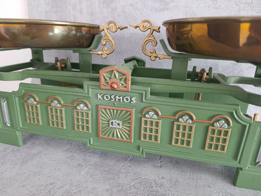 Krásné starožitné váhy KOSMOS po renovaci. Původní misky.,