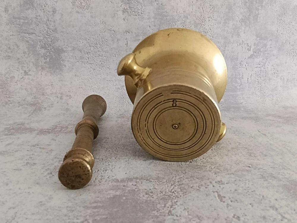 Starožitný mosazný hmoždíř s tloukem č. 8 – masivní mosaz, 1,6 kg | vintage dekorace do kuchyně, chalupy či sbírky