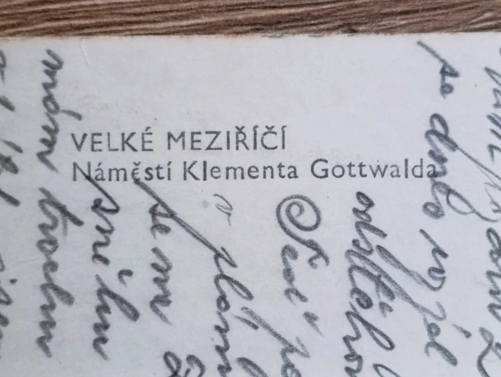 VELKÉ MEZIŘÍČÍ – náměstí, kostel, autobus, stará pohlednice