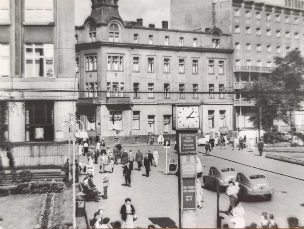 OSTRAVA – náměstí Vítězného února, hotel Ostrava, auta 1952
