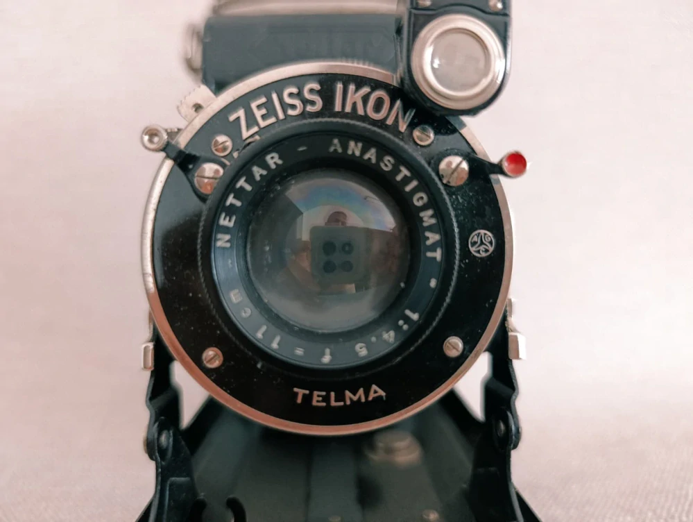 Starý měchový fotoaparát Zeiss Ikon Nettar 6×9 – objektiv 1:4,5 f=11 cm (č.52)