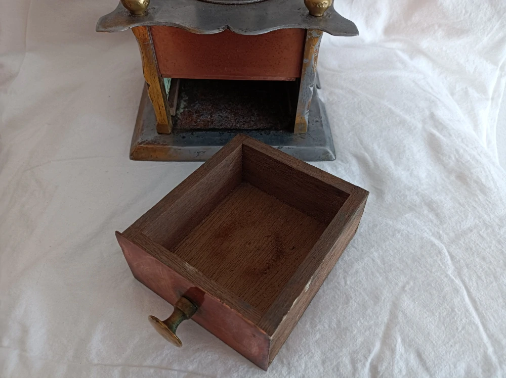 Starožitný velký mlýnek na kávu – válcová násypka, kombinace kovů