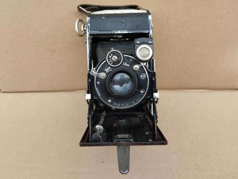 Starý fotoaparát měchový Zeiss Ikon Ikonta