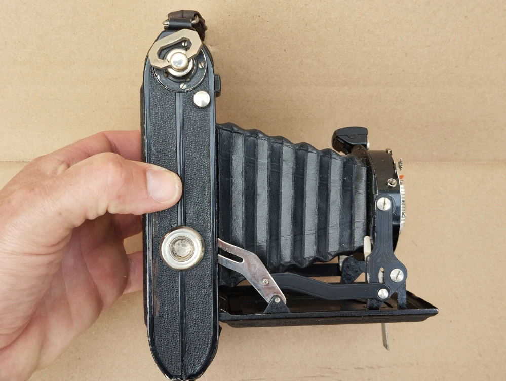 Starý měchový fotoaparát s pouzdrem