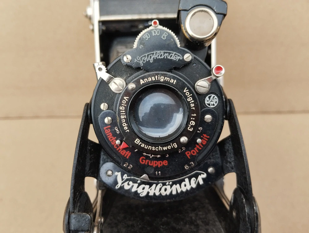 Starý měchový fotoaparát Voigtländer Bessa + pouzdro