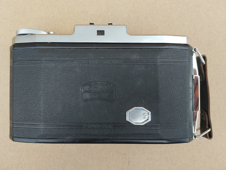 Starý větší fotoaparát Zeiss Ikon + pozdro