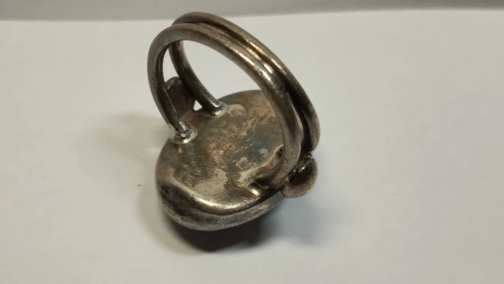 Stříbrný prsten se šedým kamenem, vel. 49