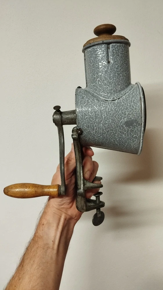 Starý litinový mlýnek na strouhanku IDA – velký retro kuchyňský mlýnek se smaltem