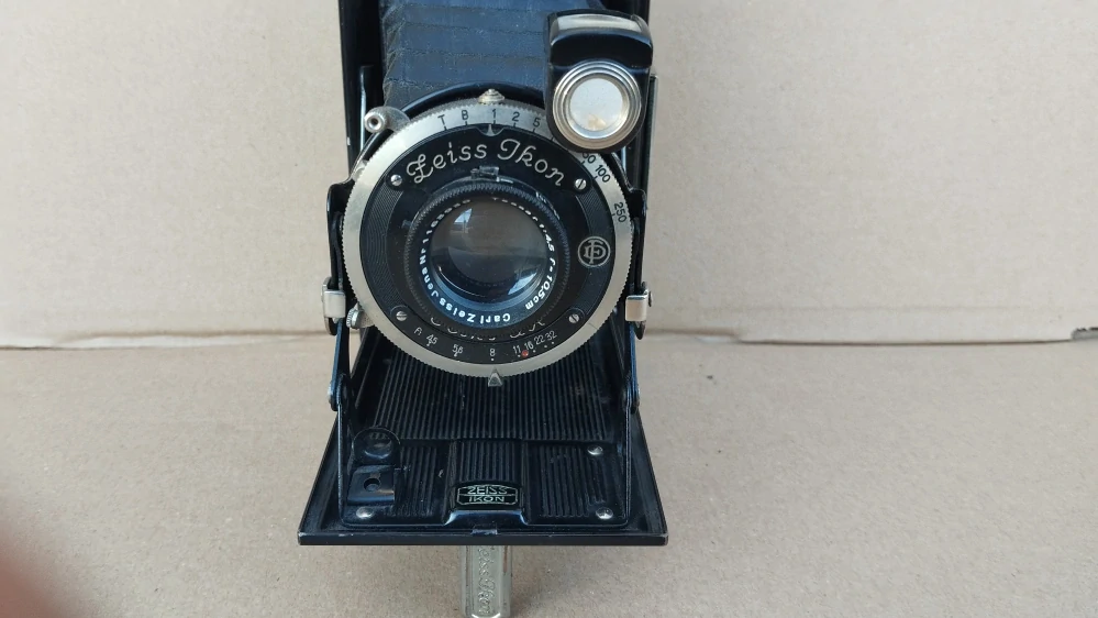 Starý německý měchový fotoaparát Zeiss Ikon Ikonta 520/2