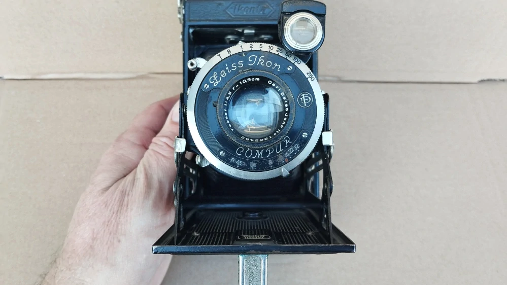 Starý německý měchový fotoaparát Zeiss Ikon Ikonta 520/2 6x9 Compur