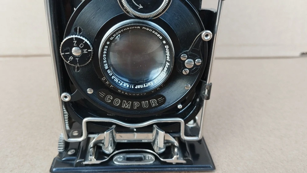 Starý německý měchový fotoaparát Welta Watson 6,5x9 Eurynar Compur