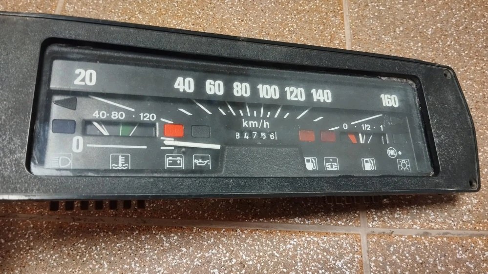 Přístrojová deska, palubní deska, tachometr na Škoda 
