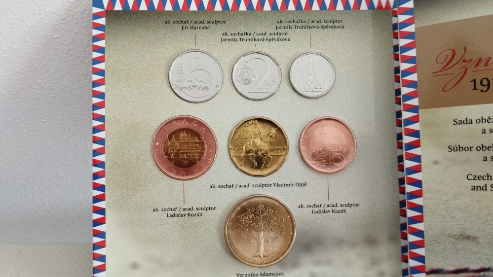 Sada oběžných mincí České republiky a slovenských euromincí roku 2018 ke vzniku ČSR.
