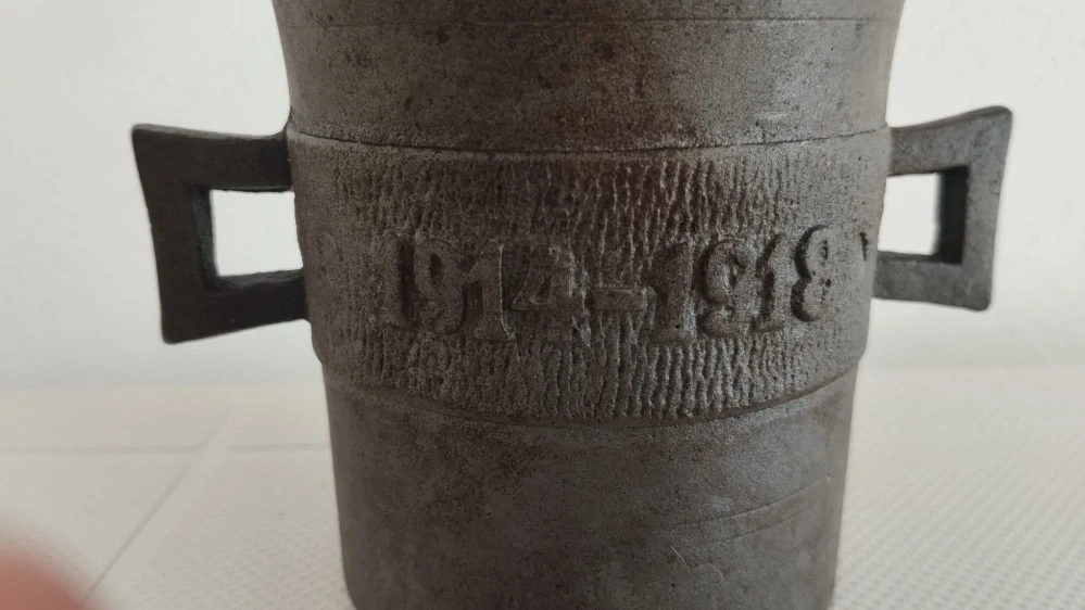 Starý válečný litinový hmoždíř PRO PATRIA 194-1918 s tloukem