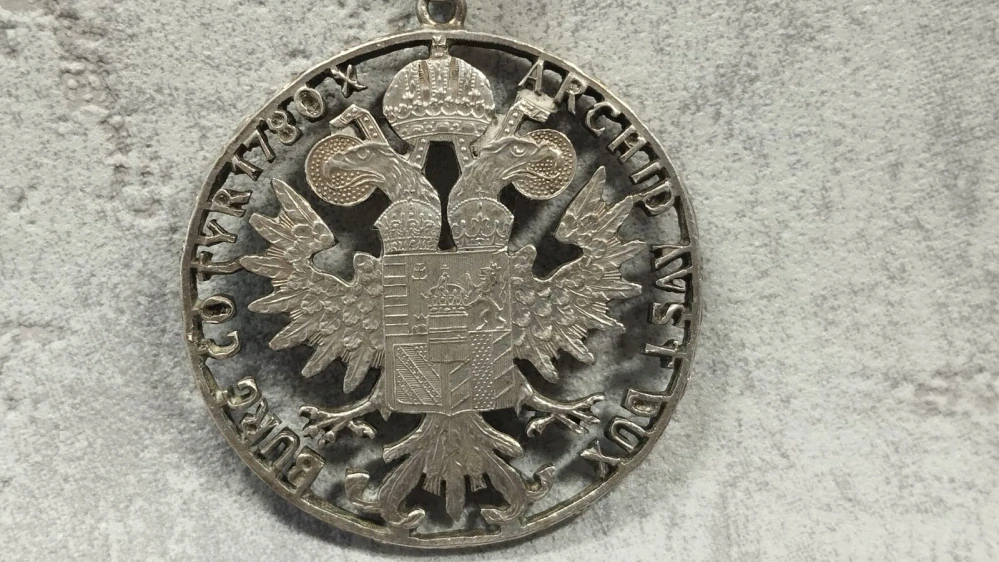 Velká stříbrná mince - tolar Marie Terezie(novoražba) stříbrný přívěšek vyřezávaný, 