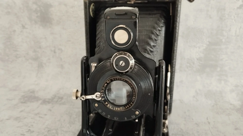 Velmi starý velký měchový fotoaparát ICA