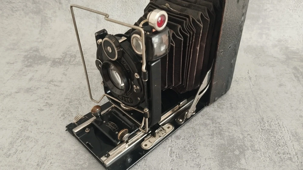 Měchový historický fotoaparát. Zeiss Ikon