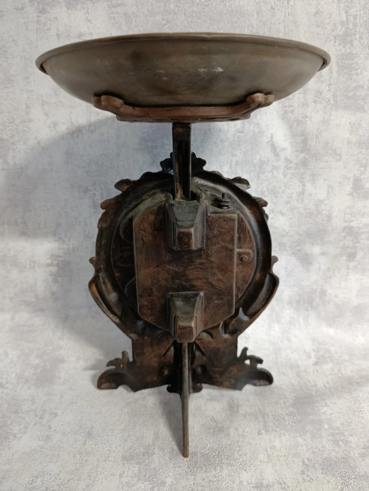 Výjimečné starožitné figuralní váhy – jednomiskové | 10 kg