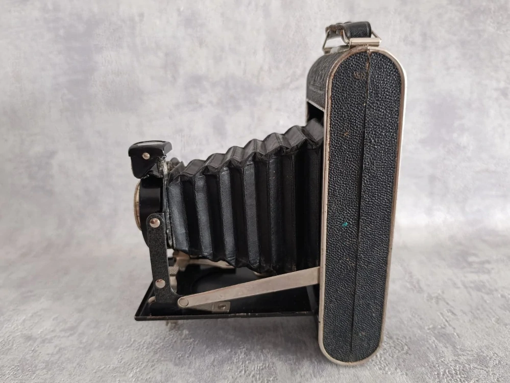 Starý měchový fotoaparát s pouzdrem Kodak Junior 620