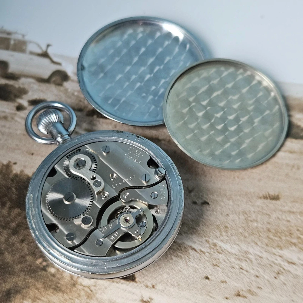 Velké dvouplášťové kapesní hodinky Régulateur – romantický reliefem