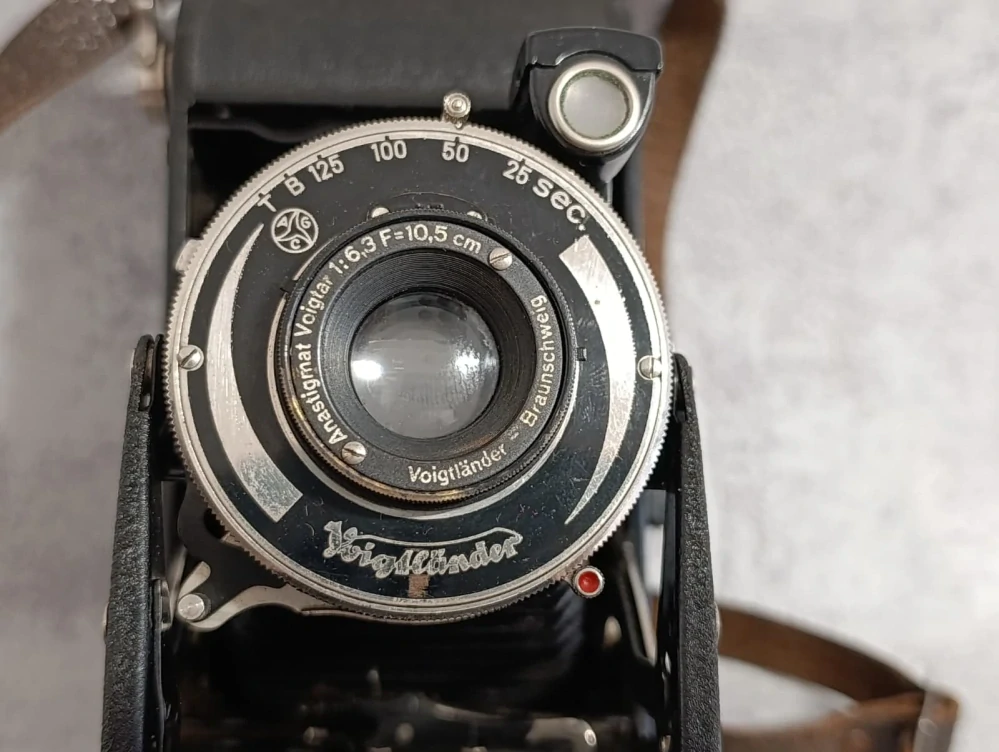 Starý měchový fotoaparát Voigtlander Bessa