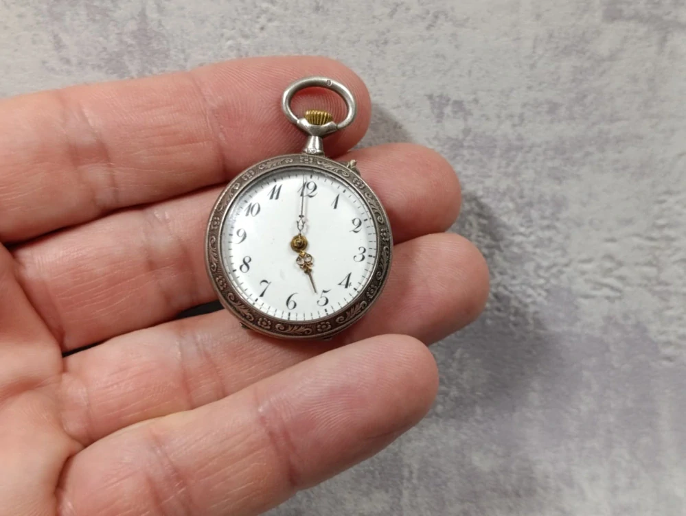 Malé stříbrné kapesní hodinky, nejdoucí