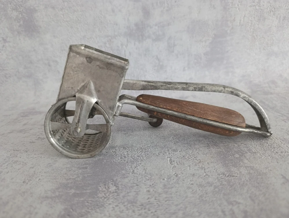 Starý strojek MARS na ořechy, čokoládu či strouhanku.