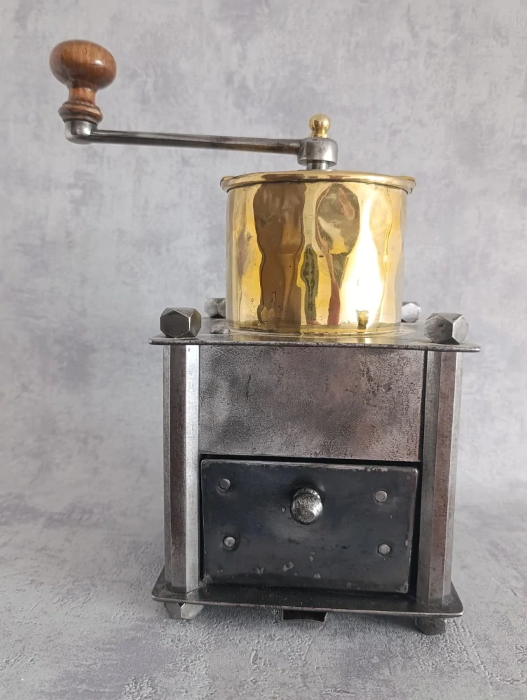 Velký hostinský mlýnek na kávu z 19. století