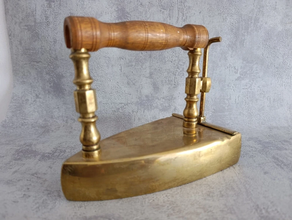 Starožitná mosazná žehlička s vyndavacím nahřívacím tělesem – dřevěná rukojeť, funkční mechanismus, 19 cm, 3,35 kg