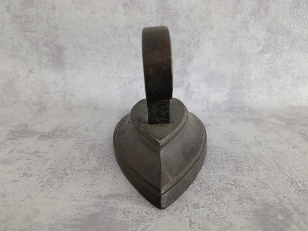 Stará historická litinová žehlička 2,64 kg – krásný vintage dekorativní kus   ---KOMISNÍ PRODEJ ---