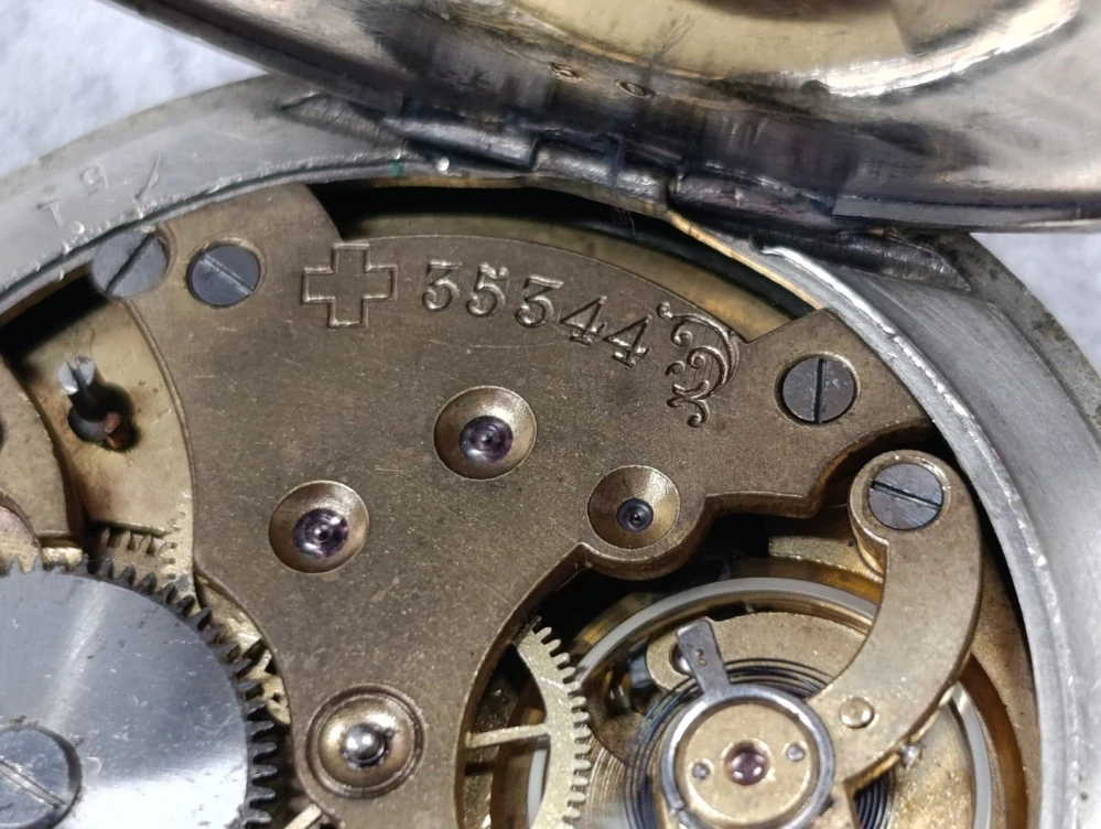 Staré kapesní hodinky s erotickým motivem