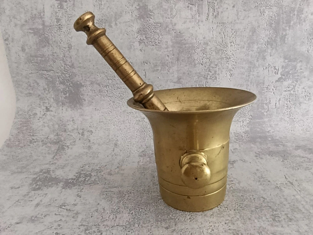 Starožitný mosazný hmoždíř s tloukem č. 8 – masivní mosaz, 1,6 kg | vintage dekorace do kuchyně, chalupy či sbírky