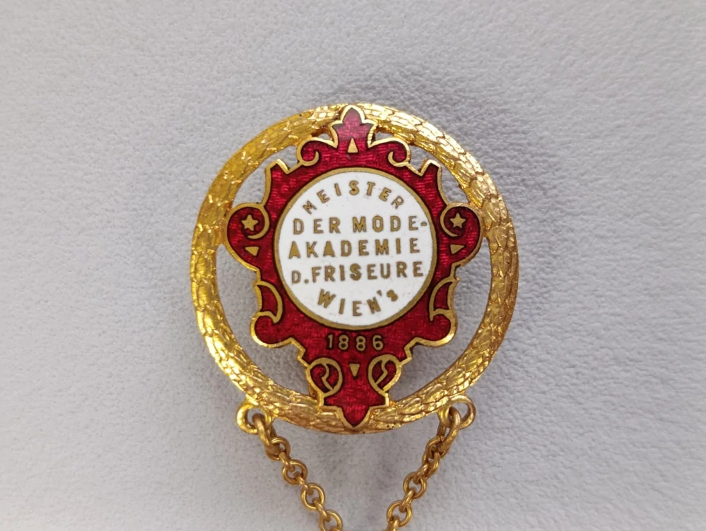 Mistrovský odznak „Meister der Mode-Akademie der Friseure Wien“ (po roce 1886)