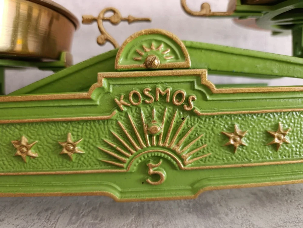 Starožitná dvoumisková váha KOSMOS 5 kg – původní mosazné misky, zeleno-zlaté zdobení